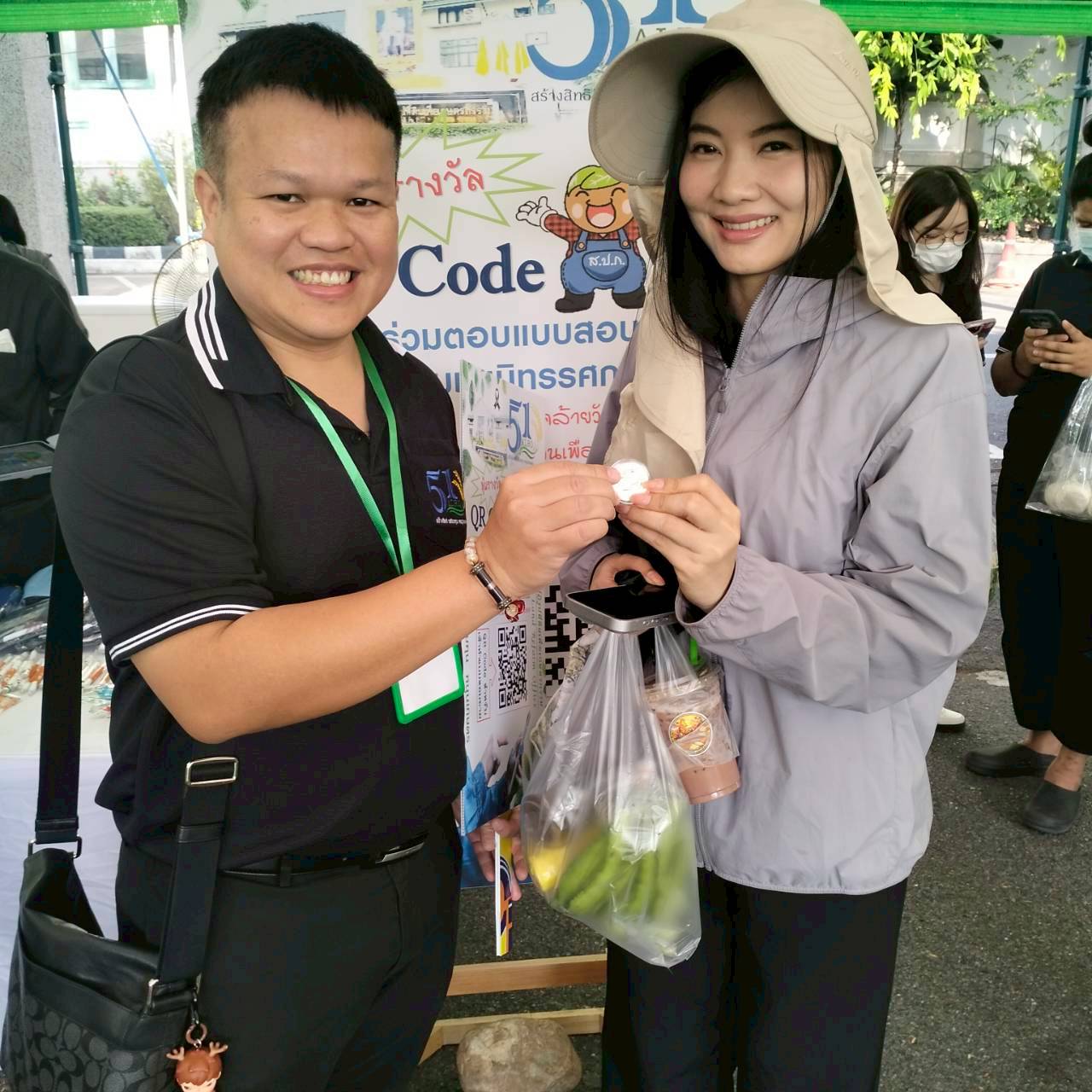 title - คณะทำงานฝ่ายติดตามประเมินผลการจัดงาน วันคล้ายวันสถาปนาสำนักงานการปฏิรูปที่ดินเพื่อเกษตรกรรม (ส.ป.ก.) ครบรอบ 51 ปี เปิดตั้งจุดให้ผู้ร่วมงานได้ร่วมสนุก เล่นเกมส์ และตอบแบบประเมินผลการจัดงาน ผ่านระบบออนไลน์